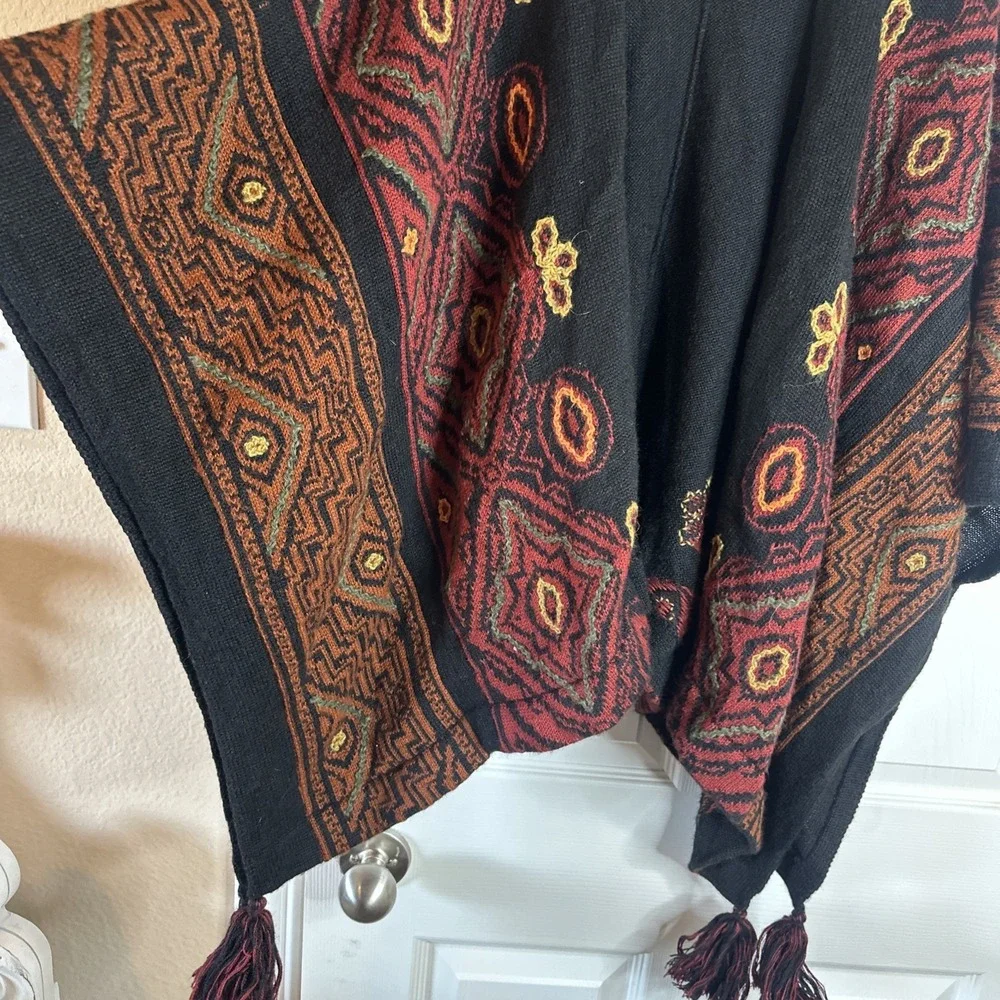 Lael Alpaca Poncho Tribal Boho Chic Design Tassels Peru Medium